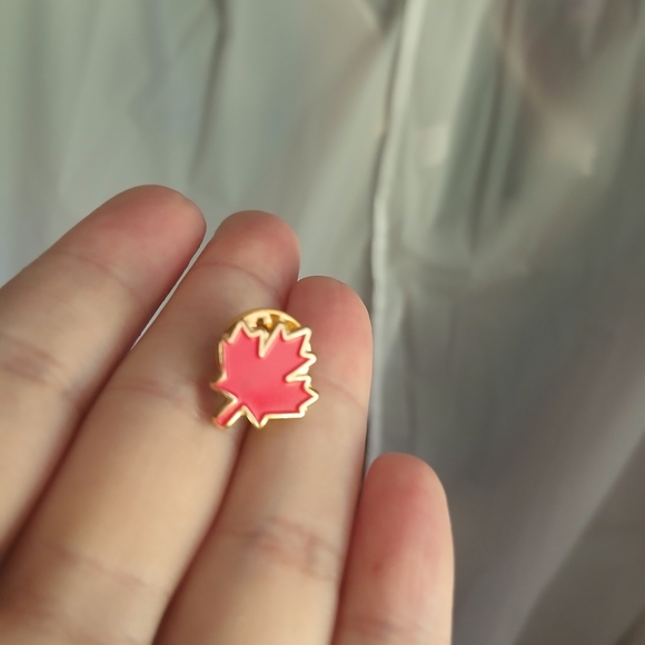 🍡3$30🍡Made in Canada 🇨🇦 Canadian Pin Gold and Red Maple Leaf Pin - Picture 3 of 11